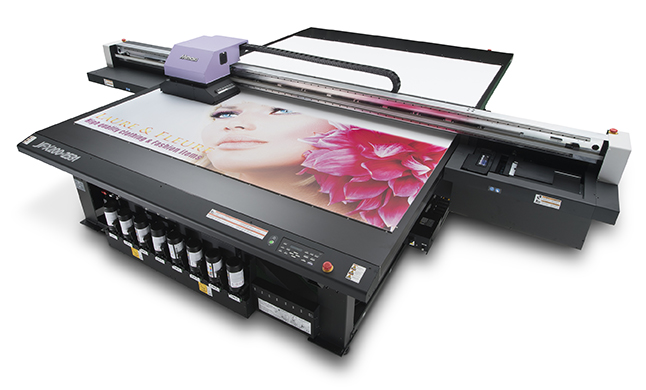 Планшетный УФ-принтер Mimaki JFX200–2531 на выставке Реклама